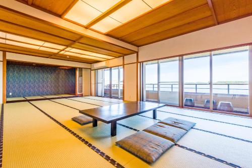 Deluxe Japanese-Style Room with Shared Bathroom - Non-Smoking