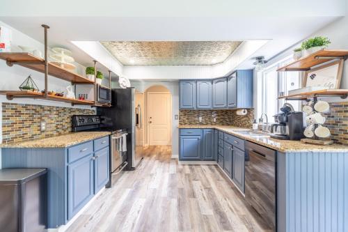 Relaxing Modern Farmhouse in Jupiter Farms. Family-and Dog-friendly! in Jupiter, USA