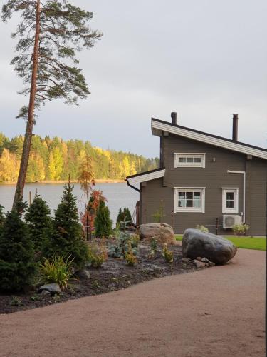 Stunning log cabin 45m2 on the shore of Kallavesi.