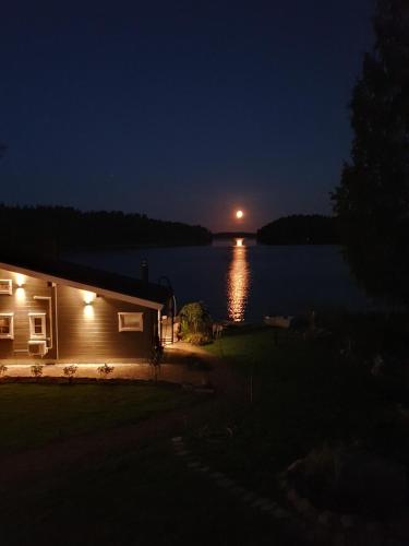 Stunning log cabin 45m2 on the shore of Kallavesi.