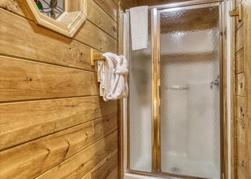 Bridgewood Cabin Hot Tub FREE Attraction tickets WIFI!!! - image 8