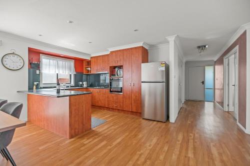 Konyha, StayAU Cozy Family Home 4BR Berwick in Berwick