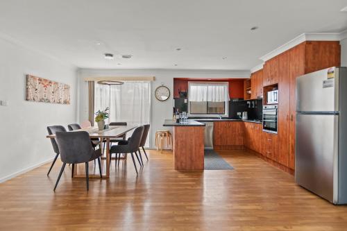 Konyha, StayAU Cozy Family Home 4BR Berwick in Berwick