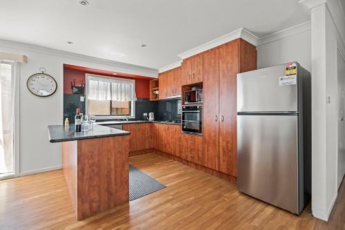 Konyha, StayAU Cozy Family Home 4BR Berwick in Berwick