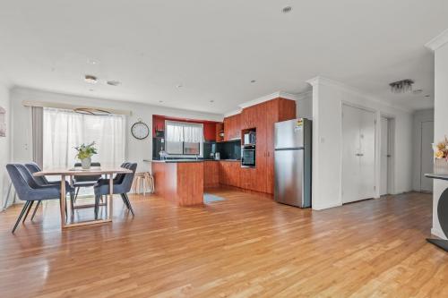 Konyha, StayAU Cozy Family Home 4BR Berwick in Berwick