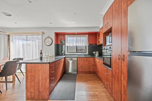 Konyha, StayAU Cozy Family Home 4BR Berwick in Berwick