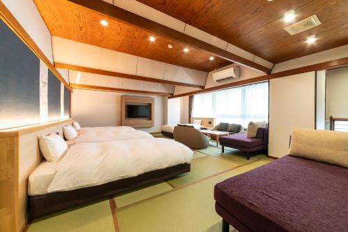 Modern Quadruple Room with 2 Sofabeds - Shared Bath - Non-Smoking