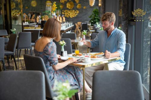 507518732 Golden Lotus Grand Da Nang - Panoramic Rooftop Bar & Daily Afternoon Tea