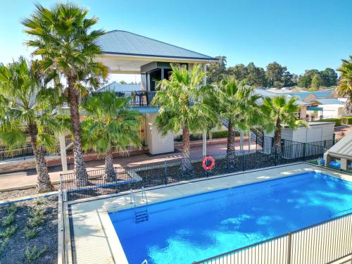 Swimming pool, Collie Ridge Motel in Collie