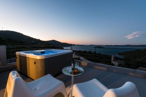 bubbelbad, Villa Sun House with Rooftop Jacuzzi & Sea View - Happy Rentals in Dragove