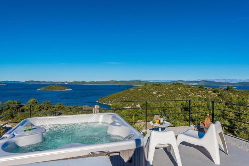 Uitzicht, Villa Sun House with Rooftop Jacuzzi & Sea View - Happy Rentals in Dragove