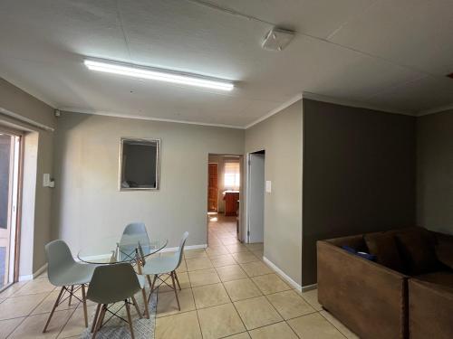 1 on Titania, Polokwane (fotografie 5)