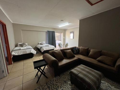 1 on Titania, Polokwane (fotografie 10)