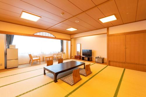 Large Japanese-Style Room - Smoking