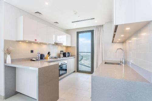 STAY BY LATINEM Luxury 2BR Holiday Home W2703 near Burj Khalifa, Dubai (foto 7)