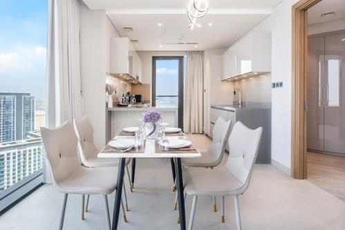 STAY BY LATINEM Luxury 2BR Holiday Home W2703 near Burj Khalifa, Dubai (foto 6)