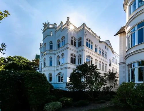 Villa Sirene, App 02 - direkt am Strand in Binz, Deutschland