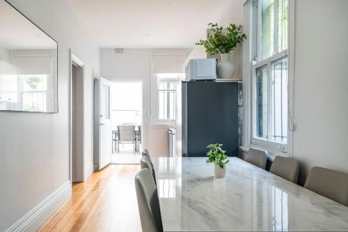 Newtown Nest - Chic Terrace Living off King Street - image 6