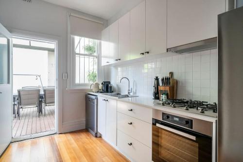Newtown Nest - Chic Terrace Living off King Street - image 8