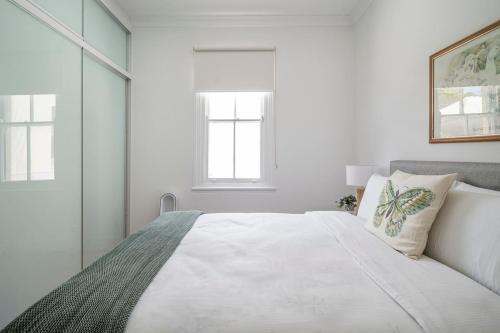 Newtown Nest - Chic Terrace Living off King Street - image 3