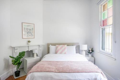 Newtown Nest - Chic Terrace Living off King Street - image 5