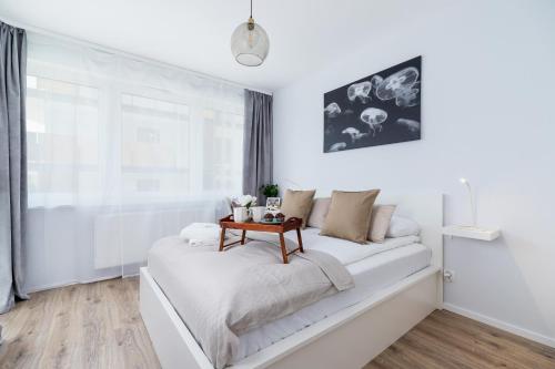 Cracow Apartment Bronowicka with Parking by Noclegi Renters, Kraków