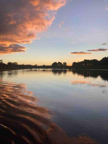 Modern Studio near Clive River in ไคลฟ์