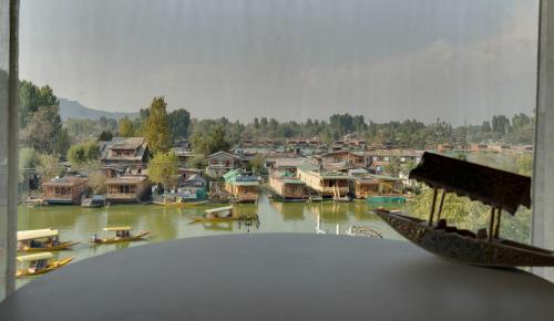 Double Room with Lake View image 4
