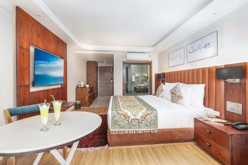Double Room with Mountain View image 4