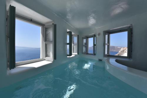 Deluxe Suite with Indoor Plunge Pool and Caldera View