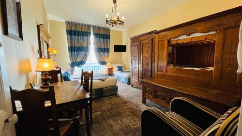 1 queen bed, 2 twin beds