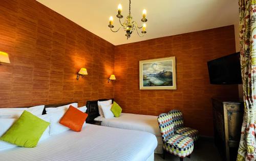 1 double bed, 1 twin bed