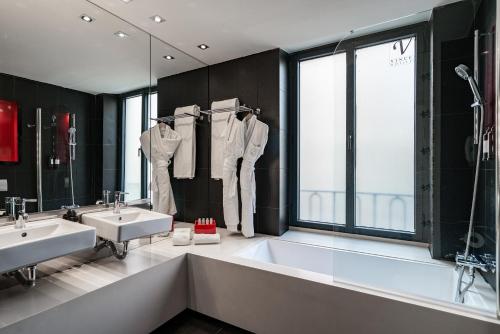 Bathroom, Vincci Via 66 Hotel in City Center