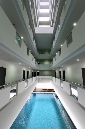 Atria  Comfy & Simple Apartment By Dion Venture - image 7