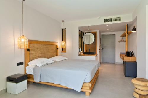 Junior Suite with Garden or Side Sea View image 1