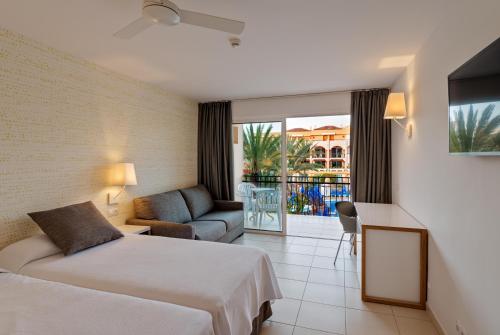 Twin Room with Pool View image 2