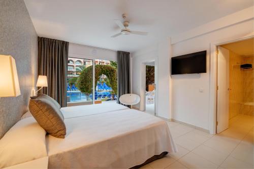2 twin beds, 1 sofa bed