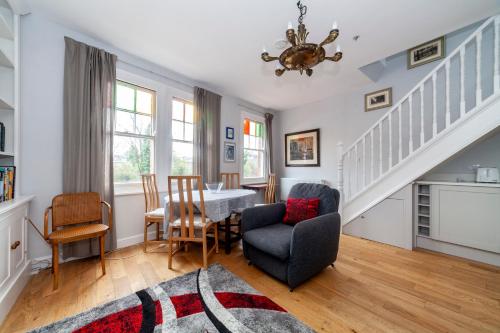 Stylish 3 BDR apartment wfree parking and garden - Apartment - Kingston upon Thames