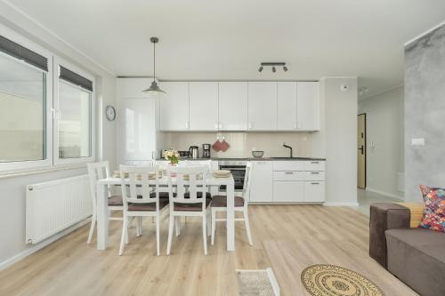 Apartment with 2 Bedrooms and FREE GARAGE Poznań by Noclegi Renters - image 3