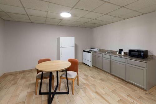 Days Inn by Wyndham Oklahoma City - image 11