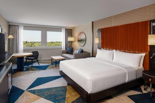 King Executive Waterfront Room