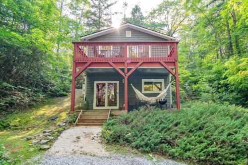 Cute Quiet Cabin Near Attractions, Wi-Fi, Modern & Cozy, Pets Welcome in Lake Toxaway, USA