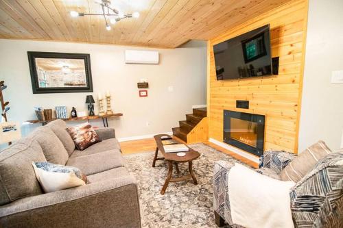 Cute Quiet Cabin Near Attractions, Wi-Fi, Modern & Cozy, Pets Welcome in Lake Toxaway, USA