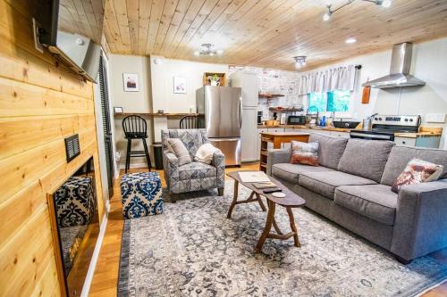 Cute Quiet Cabin Near Attractions, Wi-Fi, Modern & Cozy, Pets Welcome in Lake Toxaway, USA