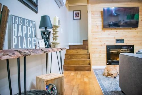 Cute Quiet Cabin Near Attractions, Wi-Fi, Modern & Cozy, Pets Welcome in Lake Toxaway, USA