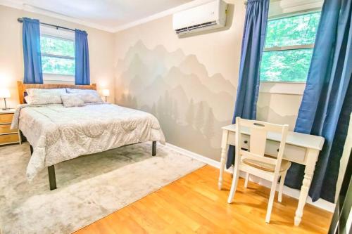Cute Quiet Cabin Near Attractions, Wi-Fi, Modern & Cozy, Pets Welcome in Lake Toxaway, USA