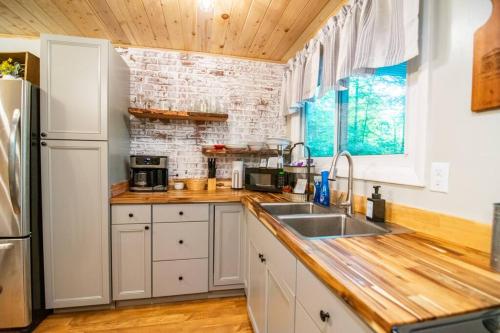 Cute Quiet Cabin Near Attractions, Wi-Fi, Modern & Cozy, Pets Welcome in Lake Toxaway, USA