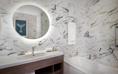 DoubleTree By Hilton Hull - image 2