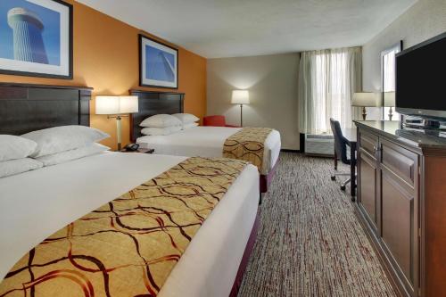2 queen beds