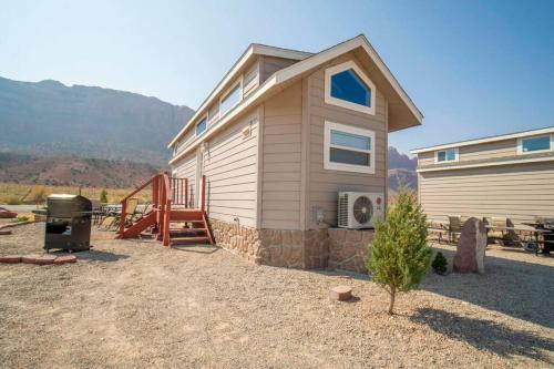 Redrock Moab Tiny House w Large Loft Site 8 in Moab, USA